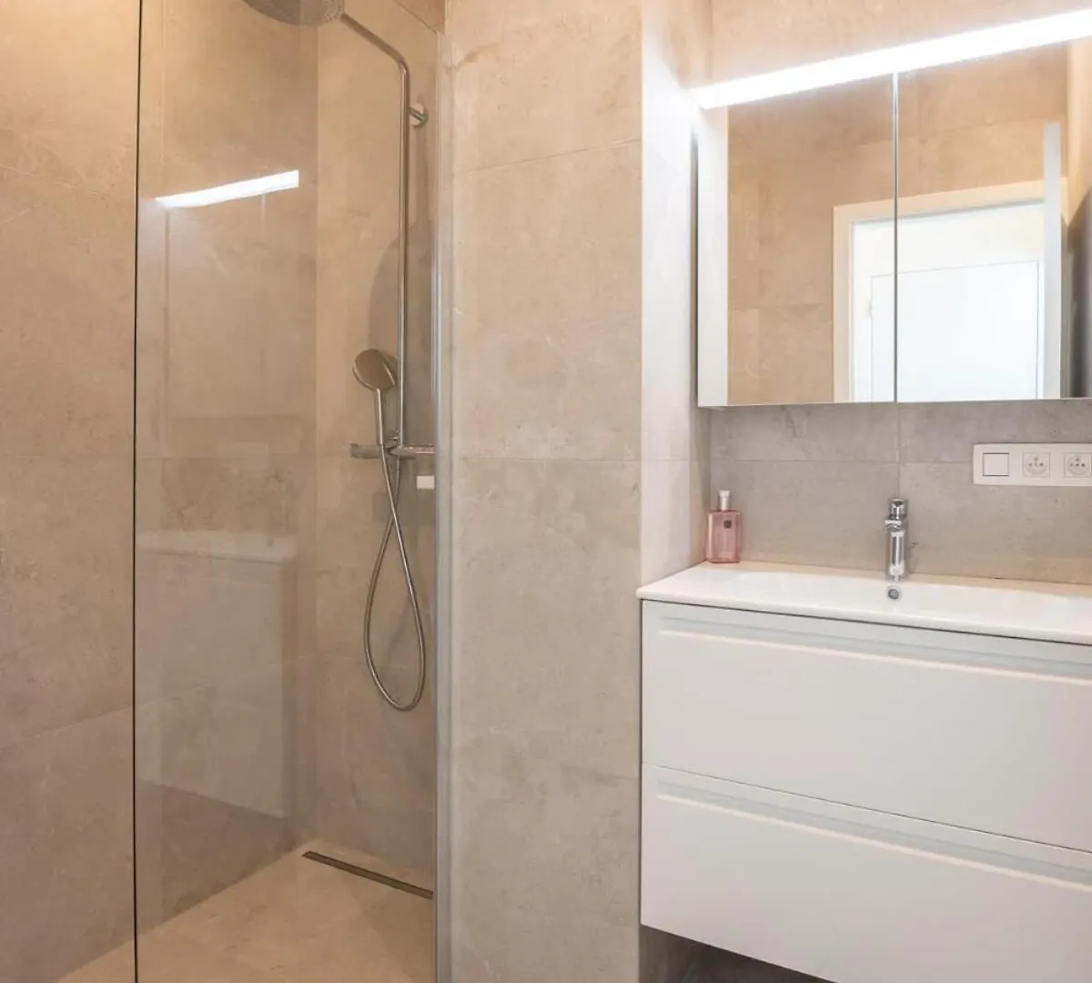 Beautiful Renovated Apartment In An Authentic Building Oostende